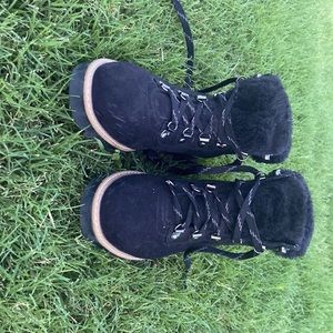 I’m selling a size 9 in womens shoe,really cute,comfy,chic,good snow boots